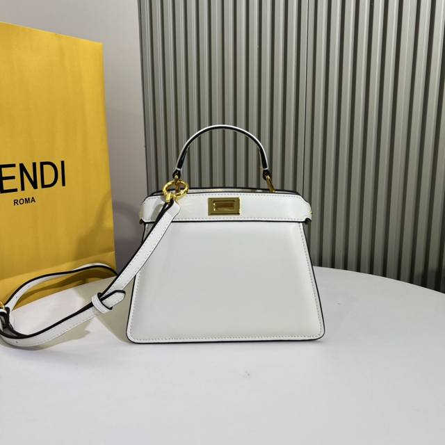 Fendi 最新小猫包peekaboolseeupetite 它是peekaboo家族的最新成员 有趣丰富多彩的马卡龙色系 既保持了芬迪peekaboo经典 也