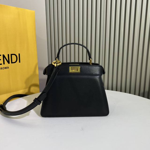 Fendi 最新小猫包peekaboolseeupetite 它是peekaboo家族的最新成员 有趣丰富多彩的马卡龙色系 既保持了芬迪peekaboo经典 也