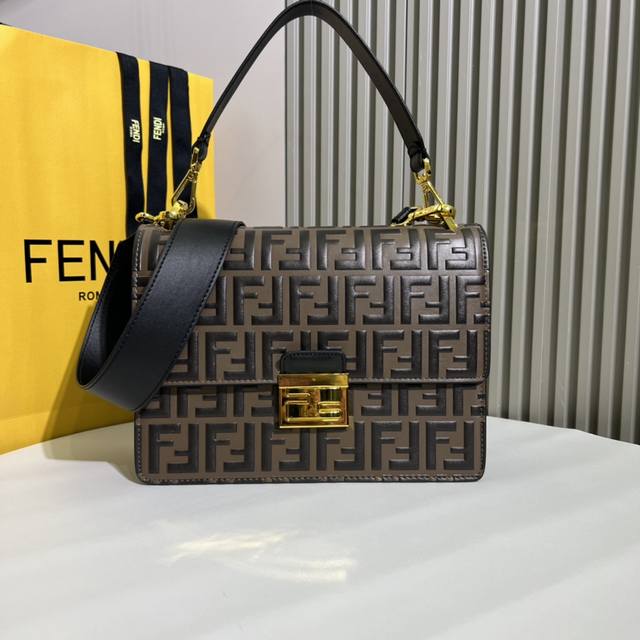 新款fendi Kan L 黑色牛皮配磨卡色ff压花 配以2条肩带尺寸25X18X10.5 款号9235-1