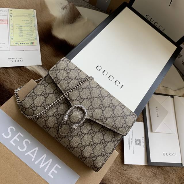 原厂皮 Gucci401231具有结构感的皮革链式迷你链条包 配以织纹双虎头搭扣 Dionysus系列 派来的老虎身上越过底格里斯河 三个单独内部隔层 十六个卡