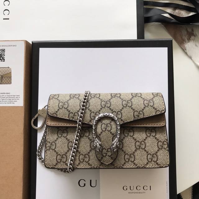 原厂皮 Gucci476432Dionysus Super Mini 酒神包采用意大利原厂正品 Gg Supreme 涂层帆布搭配 浅驼色麂皮 正品复古银色金属