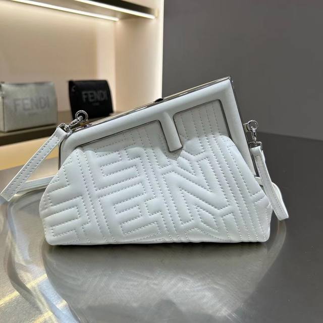 现货 Hot Item-Fendi First 爱了爱了 都好好看 剁手啦 注 链条另外配 F型设计 云朵包型 质感和 素永不过时 白色羊皮配蛇皮手感超级好 內