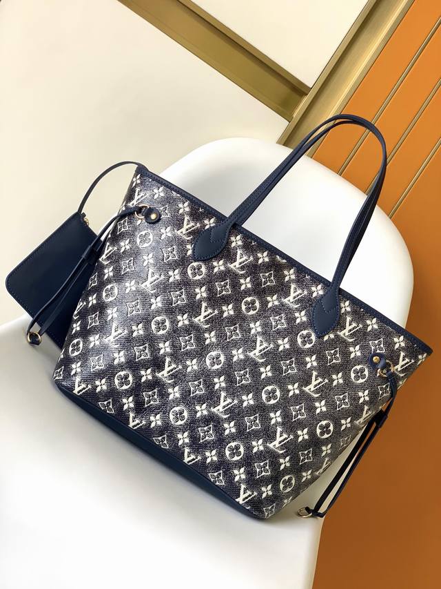 M22921 顶级原单 本款 Neverfull 中号手袋以 Monoglam 涂层帆布塑造瞩目全息视效 该帆布由棉与装饰线织就的提花底布制成 反光涂层在光线映