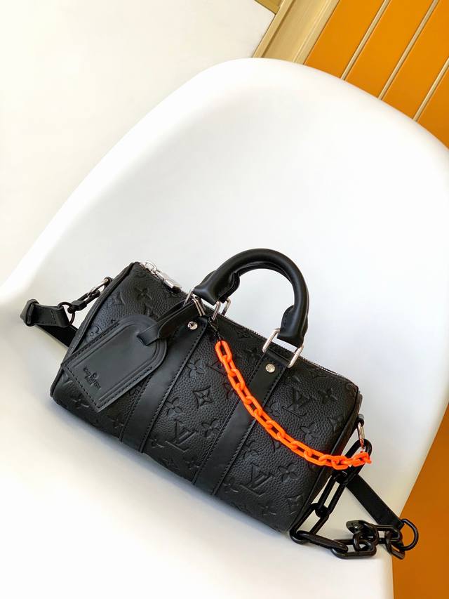 顶级原单 独家实拍m20900链条黑压花keepall 系列的迷你版本再现新意 Taurillon Monogram 牛皮革塑造经典构型 加固侧带和可拆卸皮革名