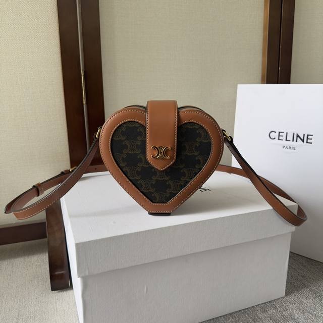 Celin* 22S Tambour 标志印花牛皮革心形手袋 情人节 胶囊系列tambour手袋# 是硬质盒子包的感觉 很有型不扁塌 包面是triomphe C