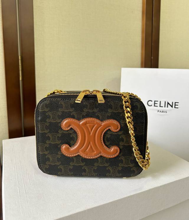 Celine盒子包 2023早春新款 Box On Chain Celine链条小盒子 新款小盒子上线啦 盒子包身+可调节链条肩带 搭配凯旋门标识皮标 设计感满