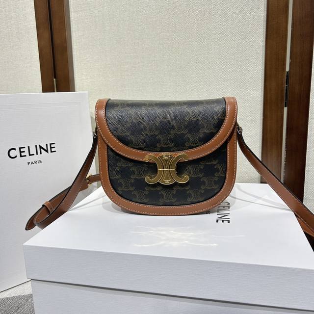 Celin* 22S 新品teen Besace Triomphe标志印花牛皮革手袋新的凯旋门马鞍包teen Besace也太美了不同以往的正方形包型 弧形的下