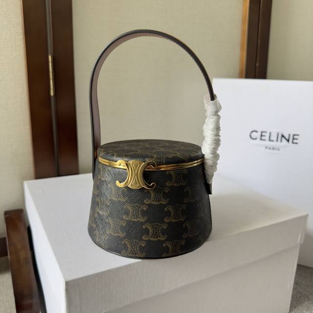 Celine 做人群中最独一无二的celine女孩 Celine每一季都会出很多奇奇怪怪可可爱爱的异形小 包 今年的手提圆形小盒子不要太精致 内置化妆镜 随时随