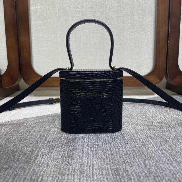 Celin Lock Triomphe蜥蜴皮革手袋 4 X 4 X 2英寸 11 X 10 X 5厘米 蜥蜴皮革 织物面料衬里 滑动铰链开合 1个主隔层 可调节