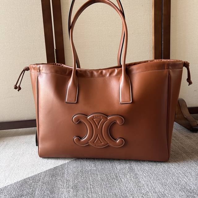 Celine2022 新品上线早秋cabas Triomphe抽绳托特 不定型软质托特 是不被定义的气质 款型极度慵懒 极度舒适 极度高级 肩背包 牛皮革 翻毛