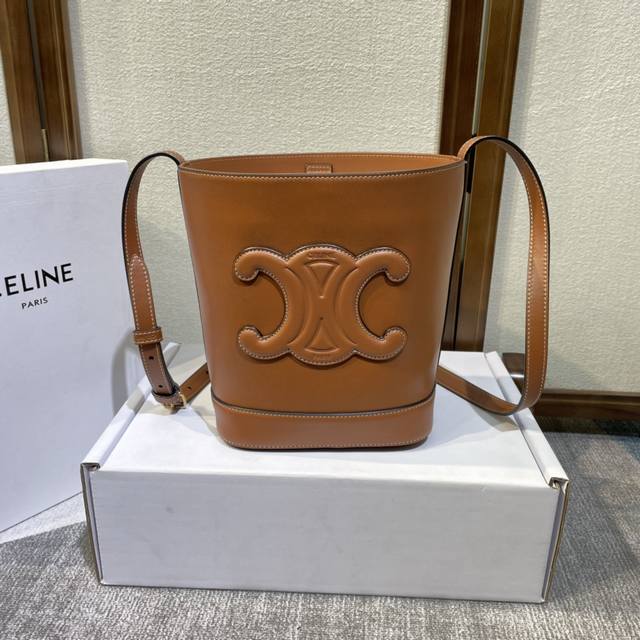 Celine 2022春夏新款cuir水桶 采用凯旋门立体大logo更加知性成熟 牛皮材质质感很好 采用全皮上身重量较轻 肩带可调节 斜挎单肩 包口内部有扣子可