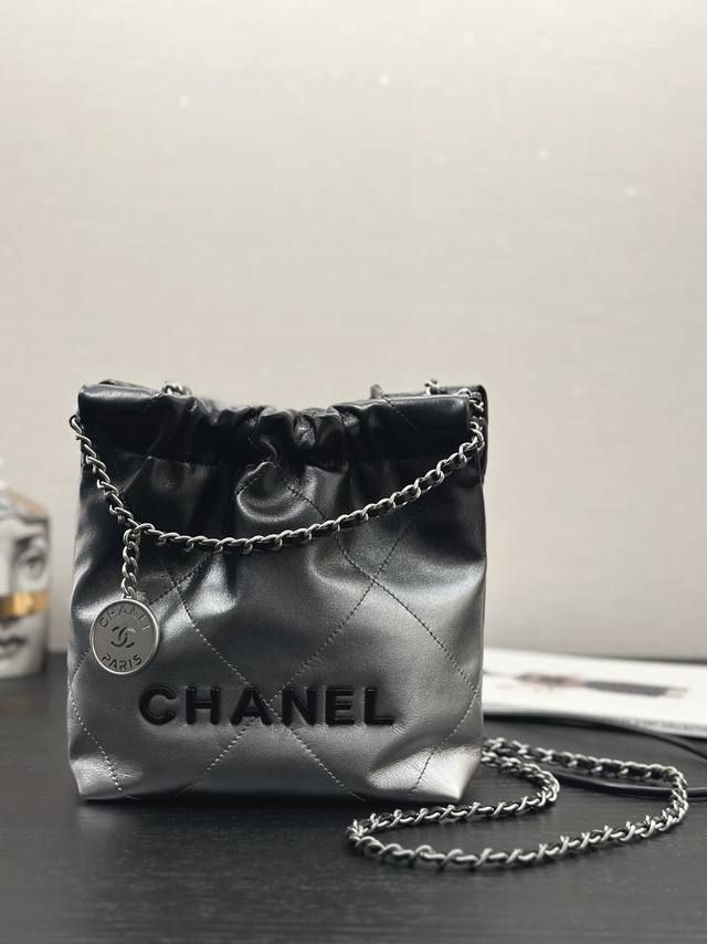 现货啦chanel 24早春新款黑银渐变 Mini 22Bag黑银灰的渐变超级炫酷