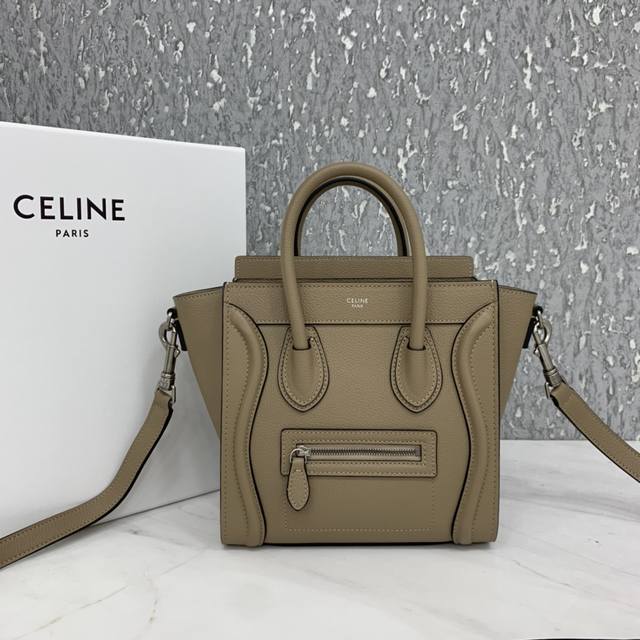 升级版新logo Celine经典 笑脸包 海外原单水货 小20Cm Luggage拼色小牛皮手提 斜挎包 顶部为拉链闭合 内设简洁扁平口袋 古金色金属配件 型