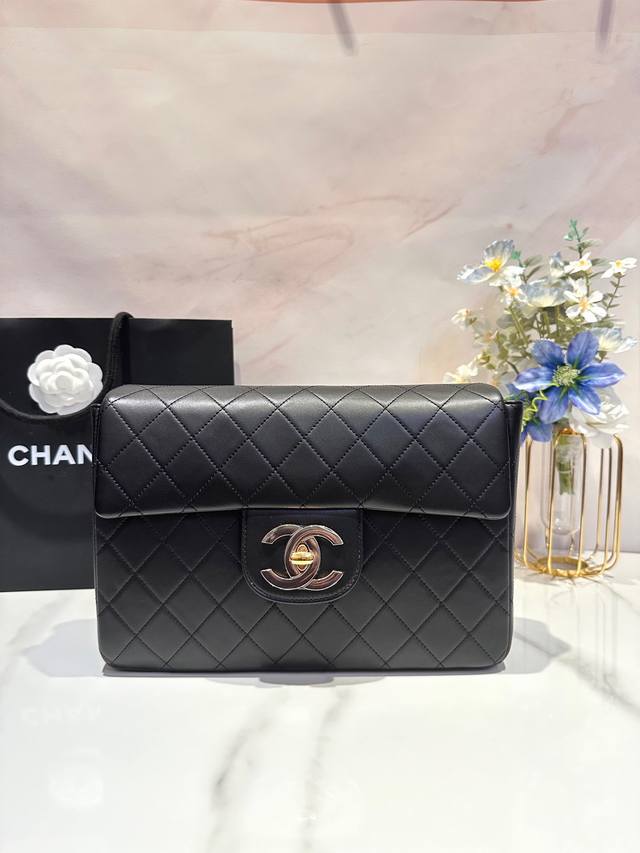 Chanel Vintage 贝嫂款背包 绝版款 Chanel Jumbo贝嫂背包 背包款的贝嫂包非常特别 加上大双c Logo 帅气吸睛 非常有范儿 想撞包都