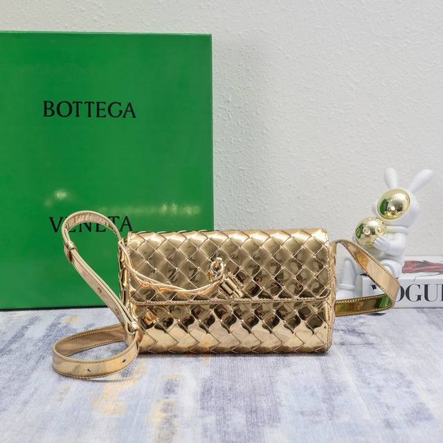 Bottega Veneta 新款迷你andiamo 小包太太太好看了 深棕色很百搭的颜色 高级随性感十足 Andiamo不止是通勤包啦 即可斜挎又能手拿 搭配