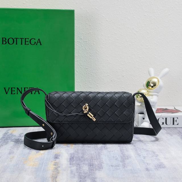 Bottega Veneta 新款迷你andiamo 小包太太太好看了 深棕色很百搭的颜色 高级随性感十足 Andiamo不止是通勤包啦 即可斜挎又能手拿 搭配