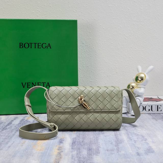 Bottega Veneta 新款迷你andiamo 小包太太太好看了 深棕色很百搭的颜色 高级随性感十足 Andiamo不止是通勤包啦 即可斜挎又能手拿 搭配