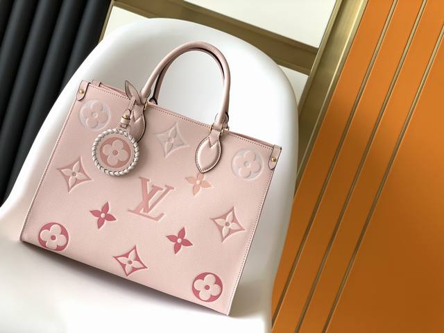 M45717香草黄 M45718天蓝色 M45719粉色代购级品质本款 Onthego 中号 Tote 包将 Monogram 图案先印染后压印于柔软粒面牛皮