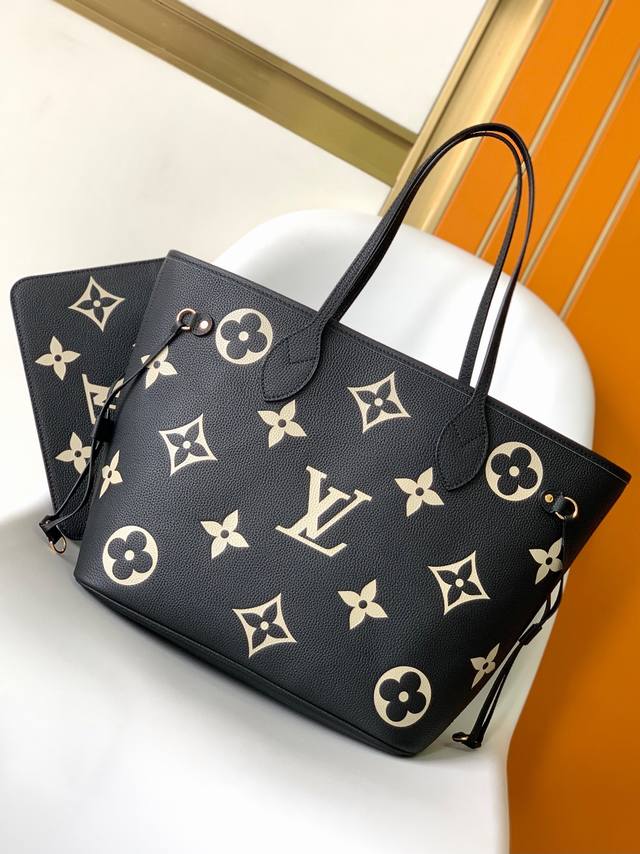 顶级原单 M58907本款 Neverfull 中号手袋先后采用压印和印花工艺 为牛皮革描绘 Monogram 图案 收紧侧面束带 托特包即刻化身雅致都市手袋