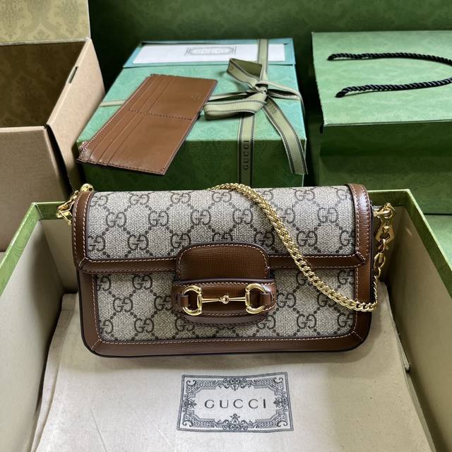 配全套原厂绿盒包装 Gucci Horsebit 1955系列迷你手袋 Gucci Horsebit 1955系列从品牌典藏设计中汲取灵感 在六十余年前的早期设