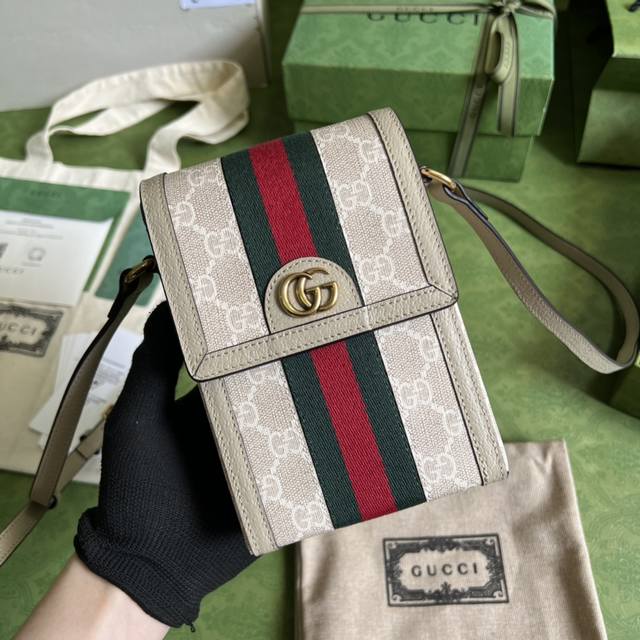 配全套原厂绿盒包装 Gucci 系列迷你手机包古驰爱的进行曲 全新时装系列中 Gg Supreme帆布推出了经典隽永的米色组合 传承材质的历史渊源 对于环境的影