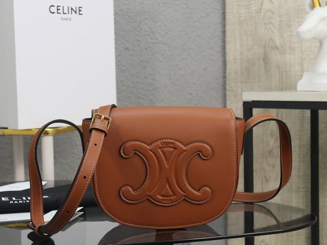 特级品质 全钢五金 Celine 2022春夏folco马鞍包 这只和经典老花马鞍差不多大 而且是磁吸扣 开合特别方便 延续了经典包型的设计 把涂层印花材质改成