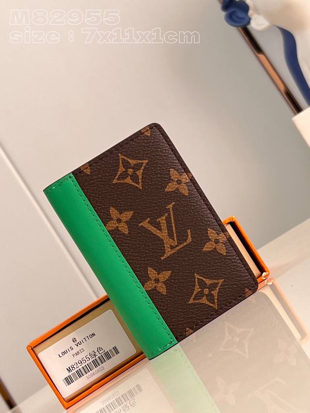 独家实拍 M82955绿 本款口袋钱夹取材 Monogram Macassar 涂层帆布 为牛皮革饰边和齐整内里一致渲染鲜亮色调 紧凑构型设有口袋 卡片夹层和外