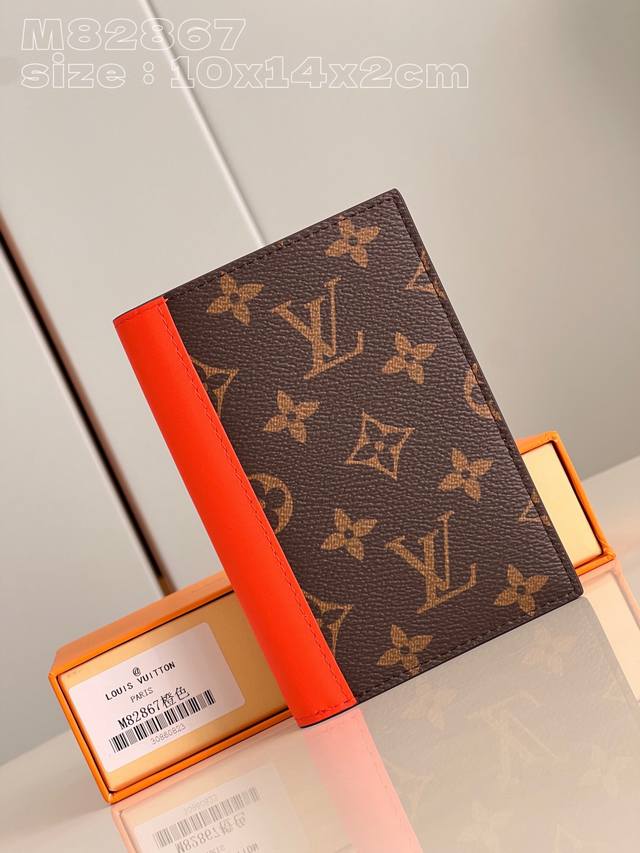 独家实拍 M82867橙 M82863 本款护照套为 Monogram Macassar 帆布勾勒明亮皮革饰边 织物内衬延续相同色调 实用设计配有贴袋和多重卡片