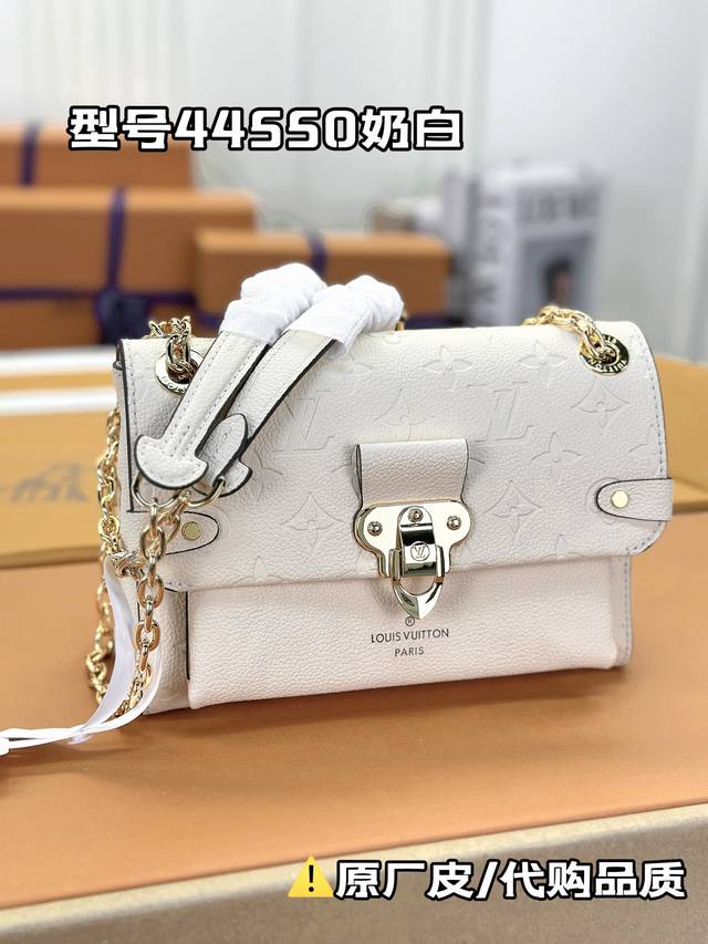 M44550奶油白 由光滑与压纹monogram Empreinte 牛皮混合裁制而成 此款vavin小号手袋以光亮醒目的锁扣设计为特色 柔软轻便 时髦休闲 日