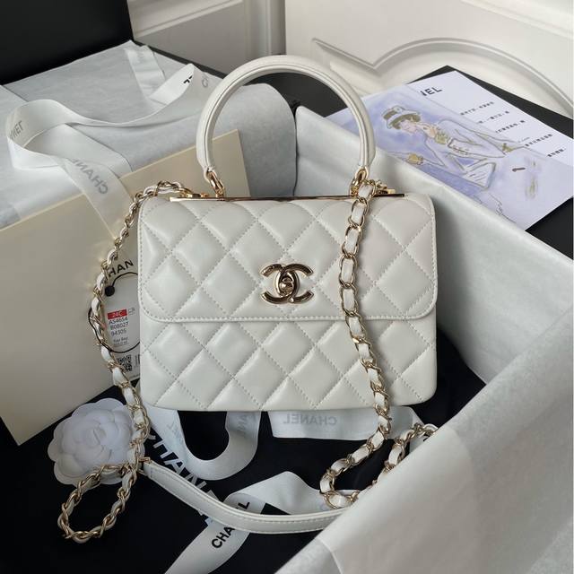 Chanel Trendy 23S As4654 Trendy Cc 手柄款它居然又复出了经典的菱格纹 双c扣 内里是三层包袋设计 不用担心东西杂乱找不到 可拎