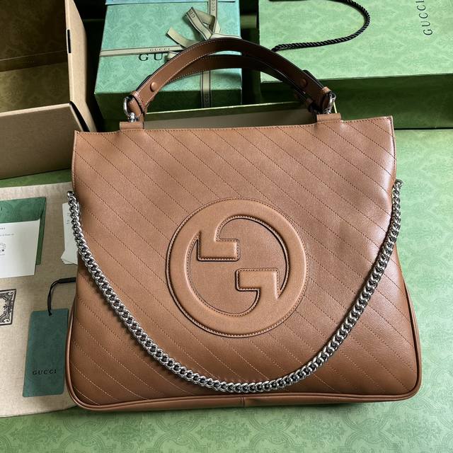 配全套原厂绿盒包装 Gucci Blondie系列中号托特包 Gucci Blondie系列包袋匠心缀饰以品牌典藏符号 素为灵感打造的圆形互扣式双g 素 这款g