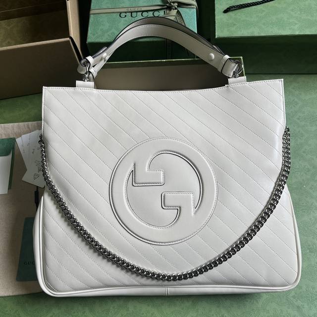 配全套原厂绿盒包装 Gucci Blondie系列中号托特包 Gucci Blondie系列包袋匠心缀饰以品牌典藏符号 素为灵感打造的圆形互扣式双g 素 这款g