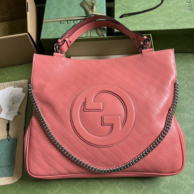 配全套原厂绿盒包装 Gucci Blondie系列中号托特包 Gucci Blondie系列包袋匠心缀饰以品牌典藏符号 素为灵感打造的圆形互扣式双g 素 这款g