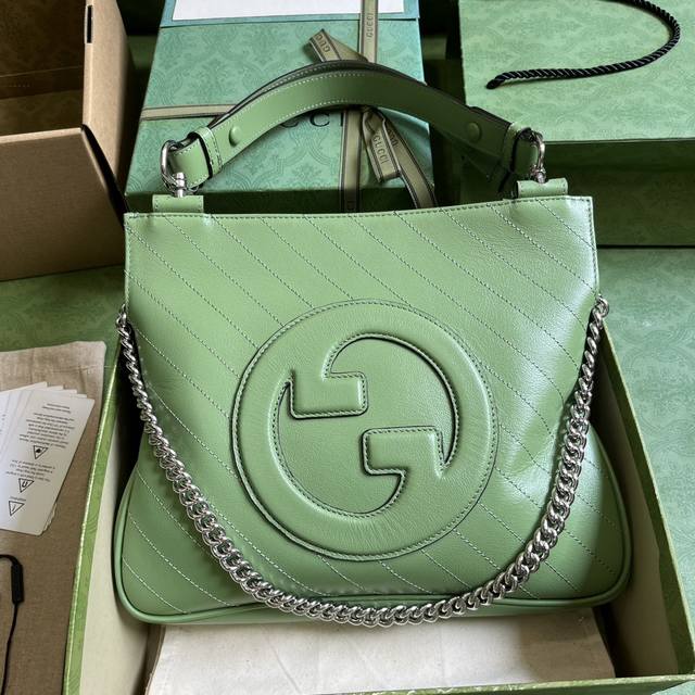 配全套原厂绿盒包装 Gucci Blondie系列小号托特包 源自品牌典藏设计的圆形互扣式双g匠心演绎gucci Blondie系列 这款gucci Blond