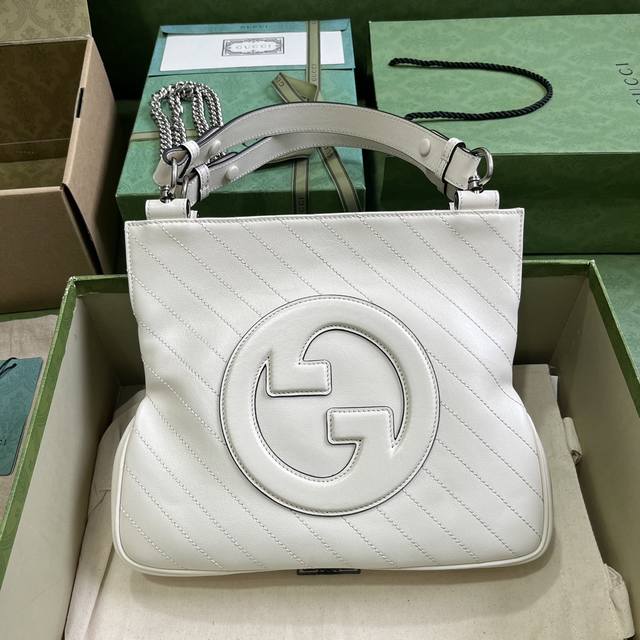 配全套原厂绿盒包装 Gucci Blondie系列小号托特包 源自品牌典藏设计的圆形互扣式双g匠心演绎gucci Blondie系列 这款gucci Blond