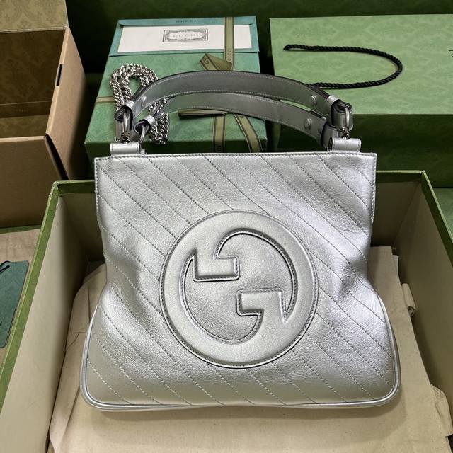 配全套原厂绿盒包装 Gucci Blondie系列小号托特包 源自品牌典藏设计的圆形互扣式双g匠心演绎gucci Blondie系列 这款gucci Blond