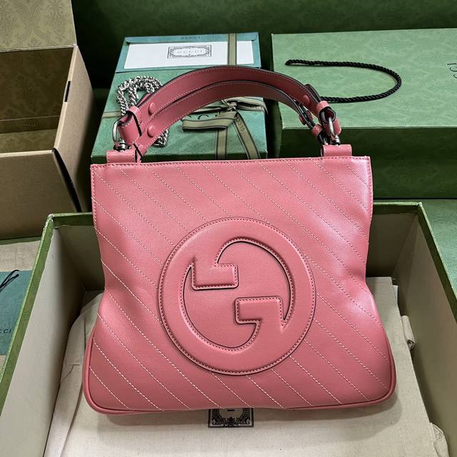 配全套原厂绿盒包装 Gucci Blondie系列小号托特包 源自品牌典藏设计的圆形互扣式双g匠心演绎gucci Blondie系列 这款gucci Blond