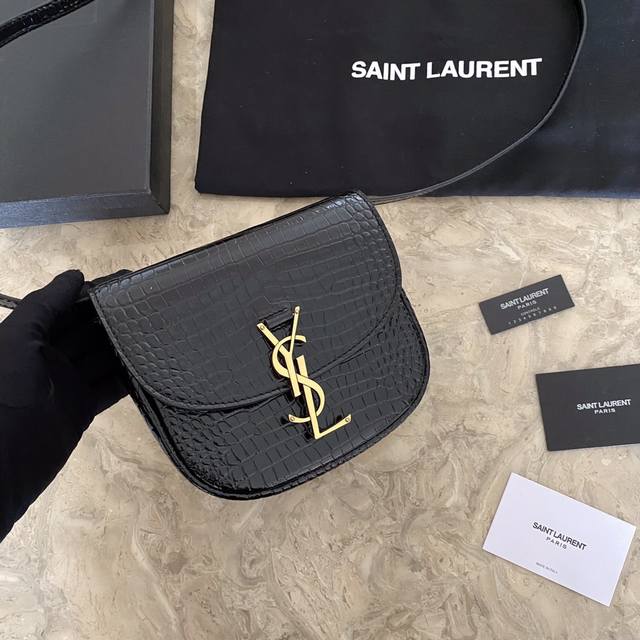 大号 Ysl 圣罗兰夏季新款 2020夏季推出全新马鞍型包 圆润小巧的外观简洁又 采用极简风格小鳄鱼纹小牛皮打造 金色徽标包扣显得格外醒目 小巧圆润的外观复古又