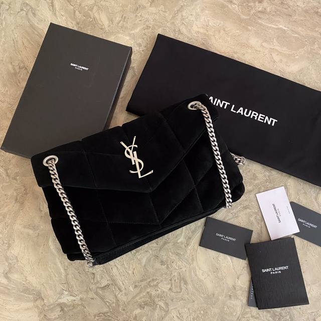 Saint Laurent Paris 新款麂皮配牛皮 可双折后单肩 绗缝小羊皮包色拉丝金属饰件罗缎衬里 磁性四合扣封口一个拉链内袋尺寸29X17X11Cm 编