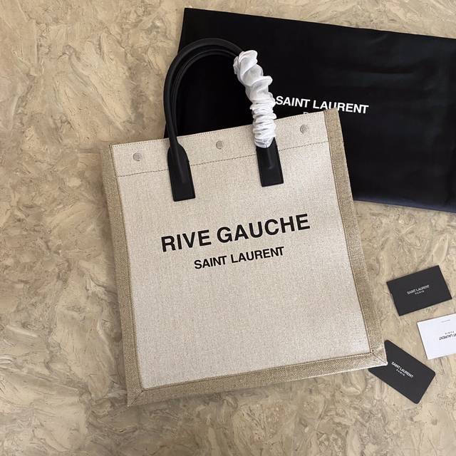 Rive Gauche ** 最新款沙滩包出炉 这是一款大有文章的购物袋 不是普通市场货不是普通麻布联合材料商研究订制出品的麻布 多成工艺加持 软硬程度手感麻布