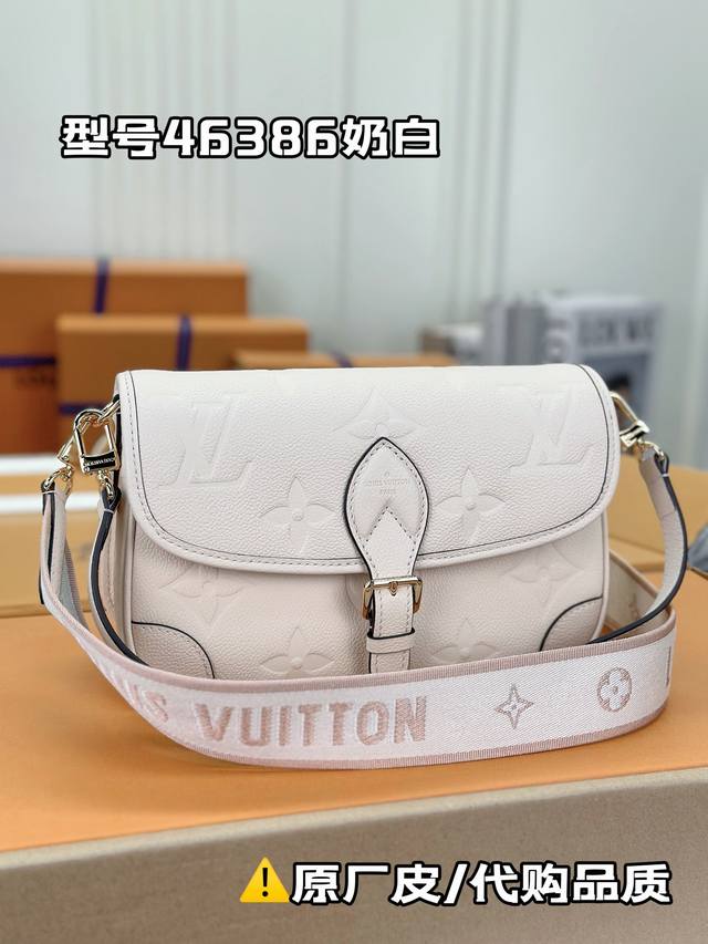 M46386奶油白 本款 Diane 手袋取材路易威登经典 Monogram Empreinte 压纹皮革 将品牌标识织入可拆卸宽幅提花肩带 在可拆卸皮革肩背带