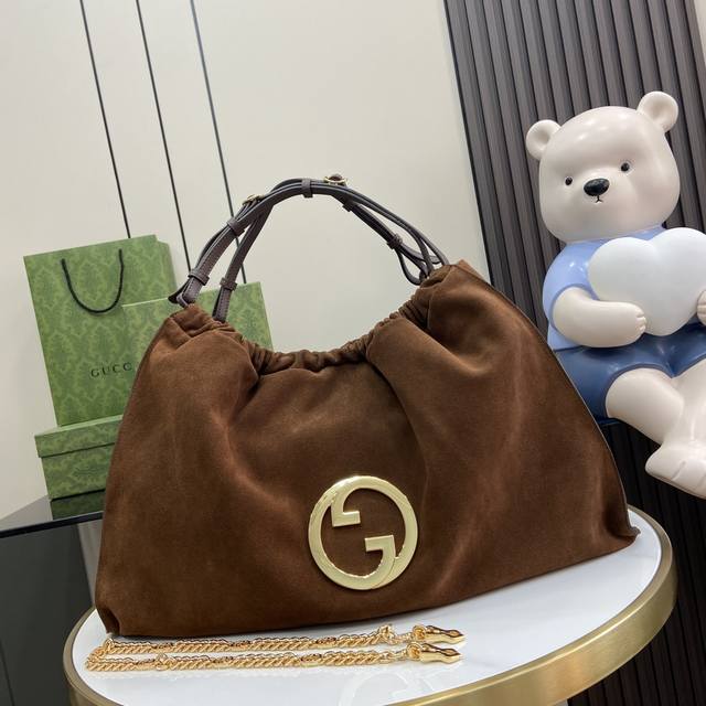 配全套原厂绿色礼品袋 Gucci Blondie系列大号托特包 源自品牌典藏设计的圆形互扣式双g匠心演绎gucci Blondie系列 这款gucci Blon