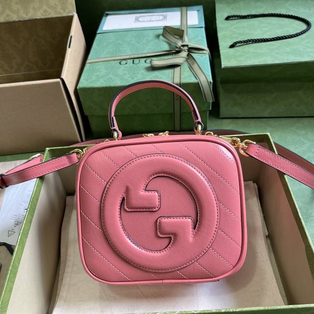 配全套原厂绿盒包装 Gucci Blondie系列手提包 源自品牌典藏设计的圆形互扣式双g匠心演绎gucci Blondie系列 这款gucci Blondie