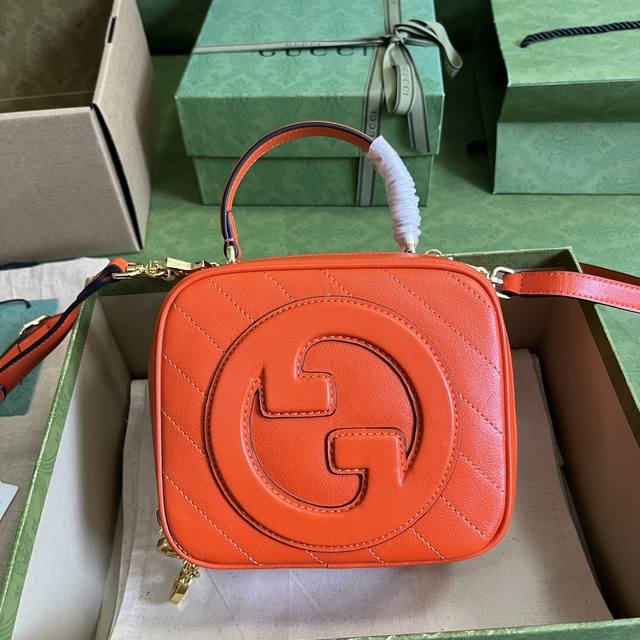 配全套原厂绿盒包装 Gucci Blondie系列手提包 源自品牌典藏设计的圆形互扣式双g匠心演绎gucci Blondie系列 这款gucci Blondie