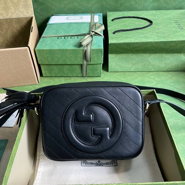 配全套原厂绿盒包装 Gucci Blondie系列小号肩背包 源自品牌典藏设计的圆形互扣式双g匠心演绎gucci Blondie系列 这款gucci Blond