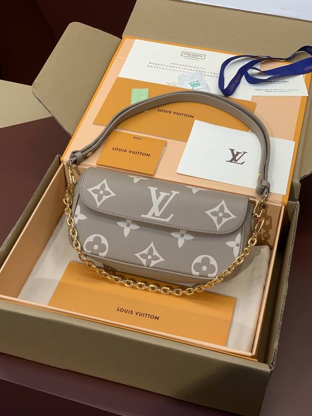 升级版本m82211 丝印灰色 Wallet On Chain Ivy 手袋为 Monogram Empreinte 粒面皮革压印大号 Monogram 图案