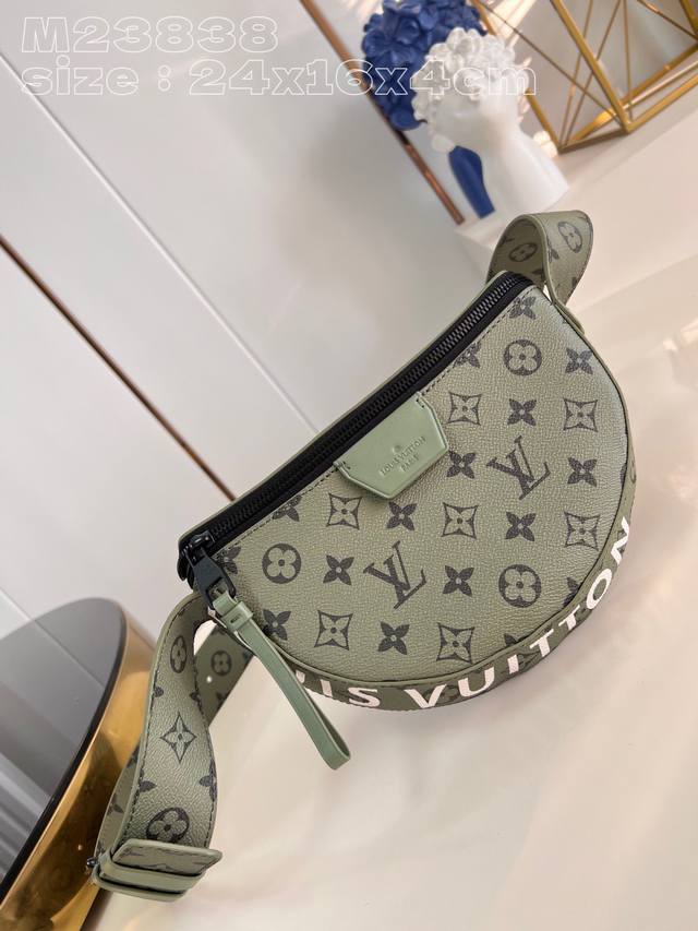 顶级原单 独家实拍 M23838 本款 Lv Moon Crossbody 手袋选用柔顺涂层帆布成就简约设计 再以撞色内衬和醒目路易威登字样展露潮流气息 半月形