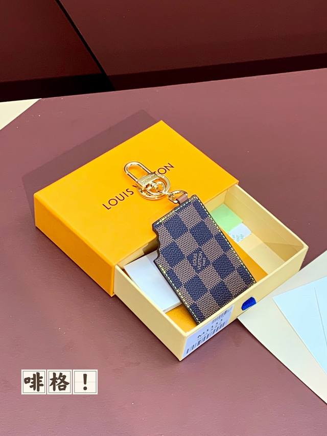 顶级原单 M1111 啡格挂件 Lv Chocolate Bar Figurine 包饰与钥匙扣 Lv Chocolate Bar 包饰与钥匙扣以美味造型亮相新