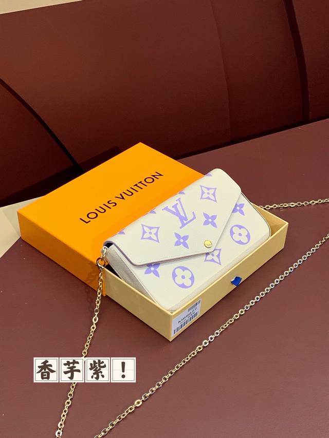 顶级原单 M69977 香芋紫 三件套 本款 Pochette F licie 链条包为 Monogram Empreinte 皮革描绘 Monogram 印花