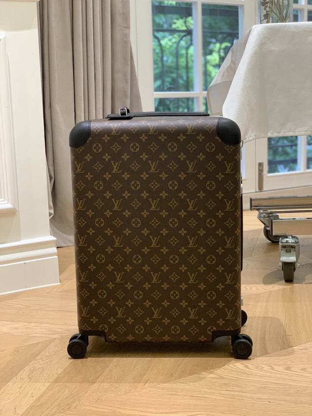 Louis Vuitton-Horizon四轮拉杆箱 55厘米 规格 38*55*21 长*高*宽 专柜正品品质 现货供应 L V Horizon 拉杆箱是由品